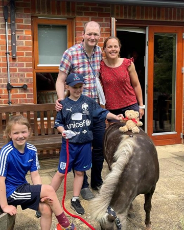 liz-and-neil-with-their-daughters-at-the-hospice